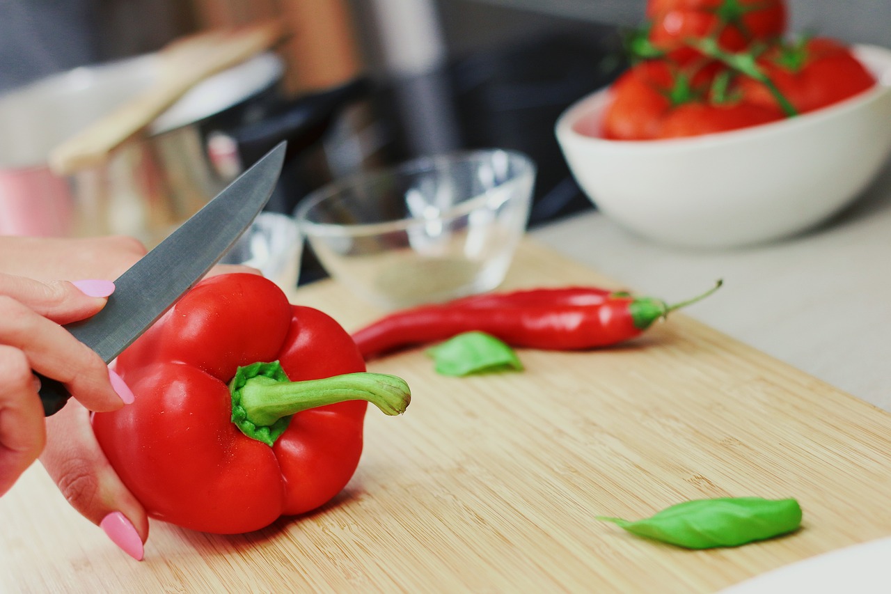 dietetyk orzechova jadłospis indwyidualny dieta czerwona papryka nóż deska pomidory