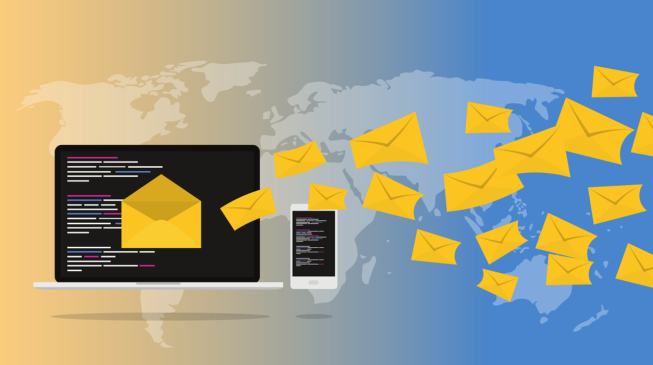Grafika przedstawiająca laptop i smartfon wysyłające automatyczne newslettery na cały świat – symbol automatyzacji e-mail marketingu